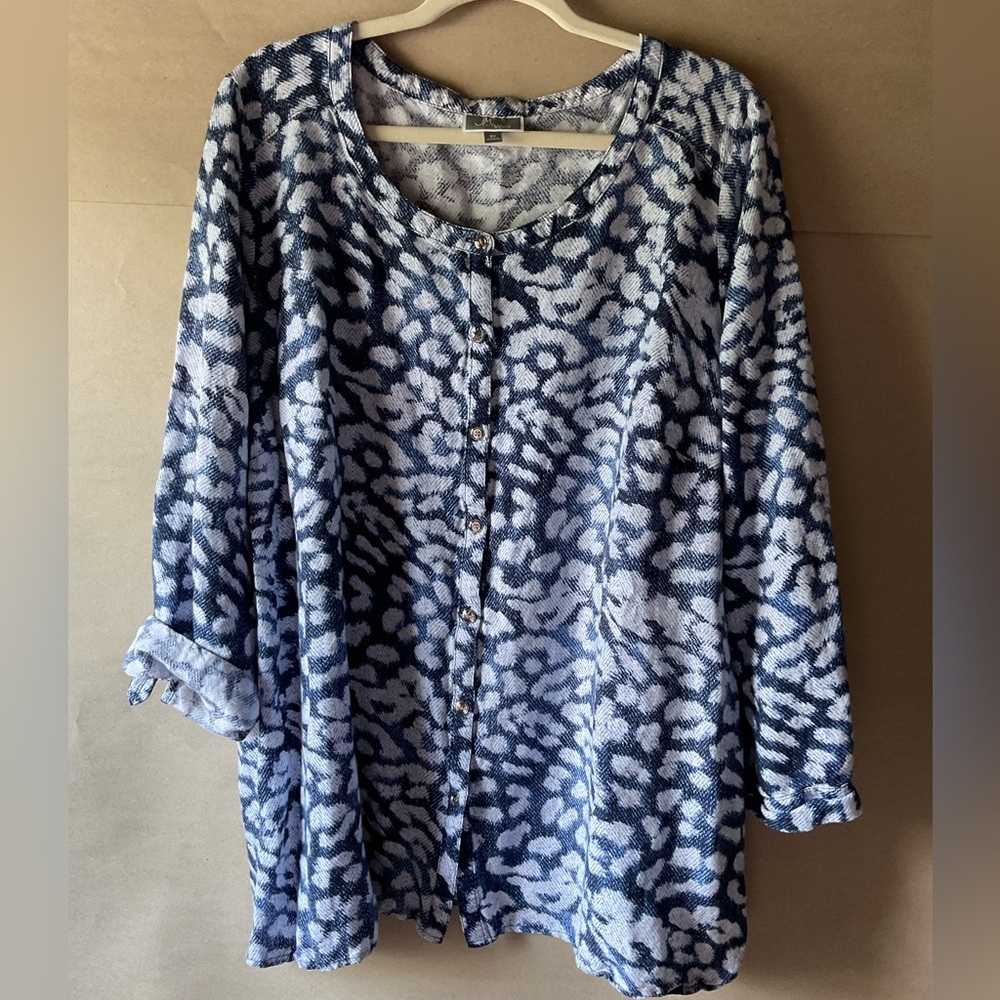 JM Collection Blue and White Patterned Blouse. Size 3X